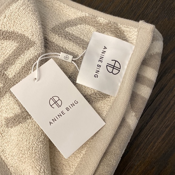 Anine Bing Bahia Towel. Monogram print - Picture 4 of 5